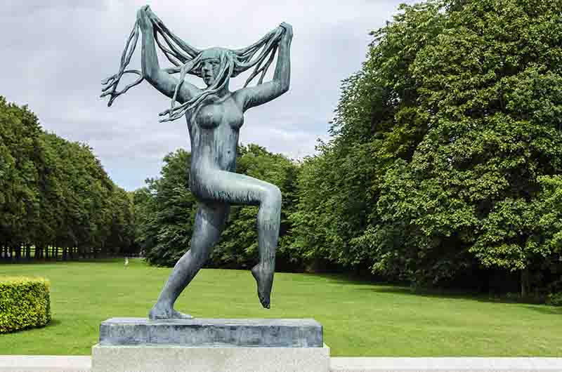 Noruega - Oslo 053 - parque Vigeland - El Puente - escultura.jpg